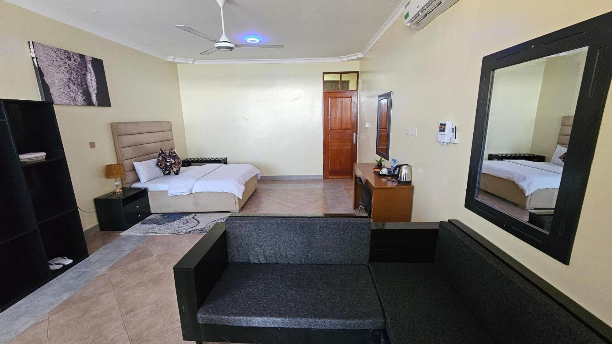 Genesis Retreat House Hotel Мтвара Екстериор снимка